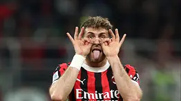 Santi Giménez se convierte en héroe del Milan en una noche mágica