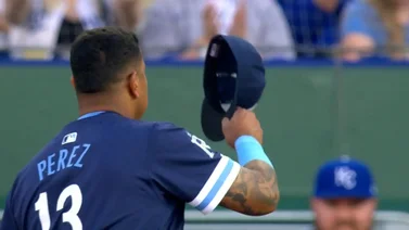 MLB: Salvador Pérez también hace maravillas defensivas en la primera base (+Video)