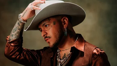 La reacción de Christian Nodal cuando una fan intentó despojarlo de su sombrero 