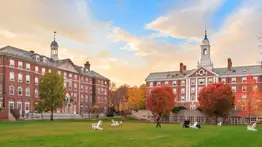 ¿Deseas estudiar en el extranjero? Conozca las universidades con becas para migrantes