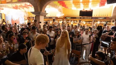 Elena Rose y Ed Sheeran aparecen de sorpresa en México con concierto gratis