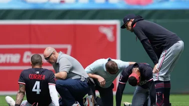 MLB: Carlos Correa en protocolo de conmoción tras impactante colisión