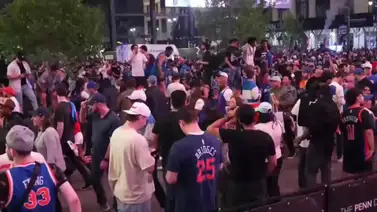 NBA: Fanáticos de los Knicks se vuelven locos afuera del Madison Square Garden NBA: Fanáticos de los Knicks se vuelven locos afuera del Madison Square Garden