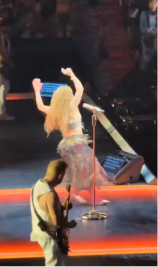 Shakira sufrió caída en su concierto de Canadá y así fue su reacción- Shakira sufrió caída en su concierto de Canadá y así fue su reacción
