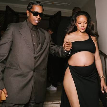 Rihanna por poco muestra su zona íntima con atrevido vestido ¡Mírala! 