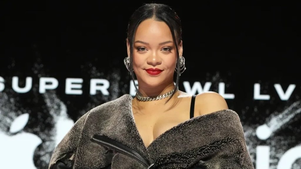 Rihanna por poco muestra su zona íntima con atrevido vestido ¡Mírala! 