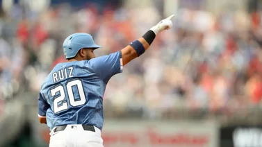 MLB: ¡Emotivo! Primera vez que los padres de Keibert Ruiz lo ven jugar en Las Mayores y así reaccionan (+video)