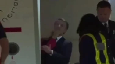 Macron y su esposa Brigitte generan fuerte polémica: ¿Gesto cómplice o tensión?
