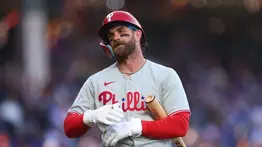 MLB: Bryce Harper recibe fuerte pelotazo que lo saca del juego ante Atlanta (+Video)