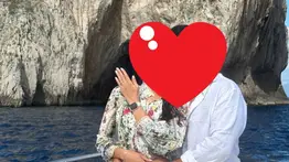 Exreina de belleza venezolana se compromete en la Isla de Capri