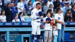 MLB: Miguel Rojas recibe emotivo homenaje de Dodgers