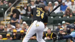 Pittsburgh sonríe: Jhostynxon García firma una jornada soñada de tres jonrones