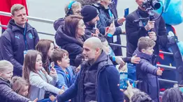 Una despedida de leyenda: Michael Jordan sorprende a Pep Guardiola en su adiós de Manchester