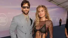 Maluma y Karol G desatan furor en los AMAs 2026: el encuentro viral de los colombianos