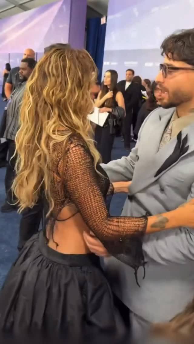 Maluma y Karol G desatan furor en los AMAs 2026: el encuentro viral de los colombianos