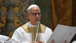 El Papa abandona el papamóvil y se monta en un Ferrari