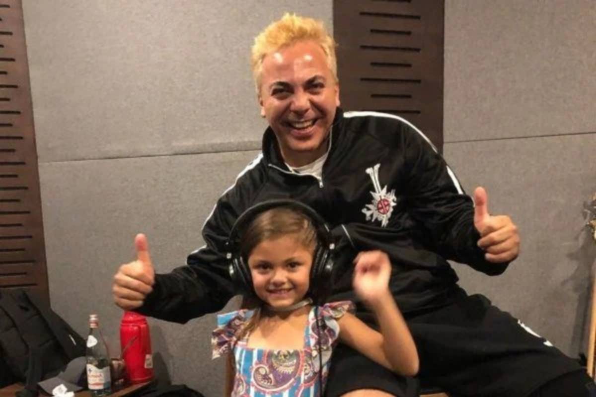Rafaela, hija de Cristian Castro, debuta en la radio y habla como nunca de su padre