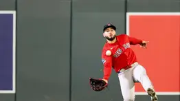 Wilyer Abreu acecha la cima defensiva de las Grandes Ligas