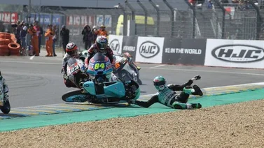 La increíble salvada de Jakub Kornfeil en Moto 3 (+Video)
