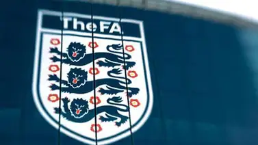 FA advertida por cánticos políticos y multada por exhibir marcas comerciales FA advertida por cánticos políticos y multada por exhibir marcas comerciales