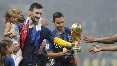 Lloris alza al cielo de Moscú la copa de Campeón del Mundo bajo el diluvio Lloris alza al cielo de Moscú la copa de Campeón del Mundo bajo el diluvio