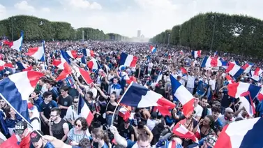 Selección francesa tuvo recepción multitudinaria en París (+Video) Selección francesa tuvo recepción multitudinaria en París (+Video)