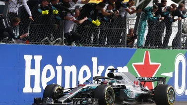 Hamilton refuerza su liderato al ganar en Monza