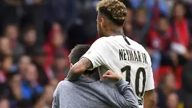 Neymar dio su camiseta a niño que entró al campo de juego (+Video) Neymar dio su camiseta a niño que entró al campo de juego (+Video)