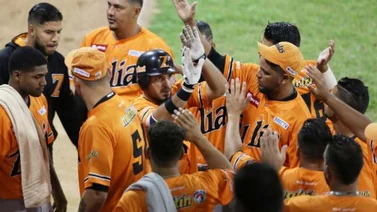 Águilas superó obstáculos  y bajó de la punta a  Leones