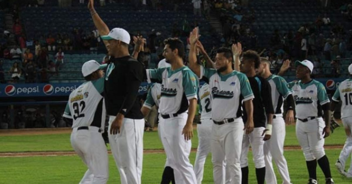 Bravos: León vence a los Pingos gracias a cuadrangular del recién