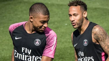 Neymar se divierte bromeando con Mbappé (+Video)