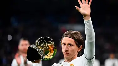 Modric ofrece el Balón de Oro a la afición del Bernabéu Modric ofrece el Balón de Oro a la afición del Bernabéu