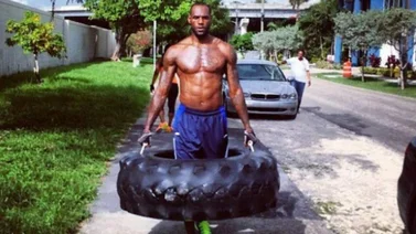 LeBron James y su grandioso físico con 33 años