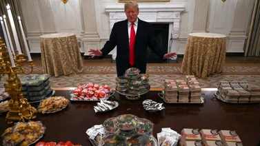 Trump festeja a campeones universitarios con hamburguesas