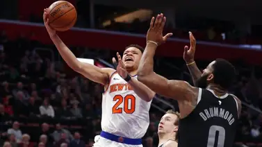 Pistons le propinaron a los Knincs su 15to revés consecutivo Pistons le propinaron a los Knincs su 15to revés consecutivo