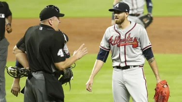 Gausman suspendido cinco juegos por lanzar a espalda de Ureña