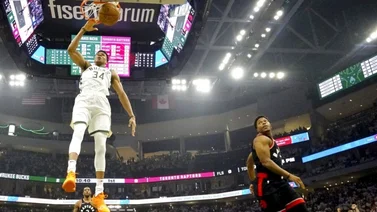 Bucks remontan y se imponen sobre Raptors
