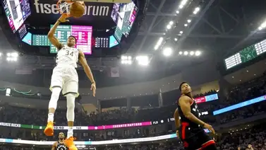 Bucks remontan y se imponen sobre Raptors Bucks remontan y se imponen sobre Raptors