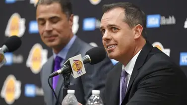 Los Lakers presentaron a su nuevo entrenador Frank Vogel Los Lakers presentaron a su nuevo entrenador Frank Vogel