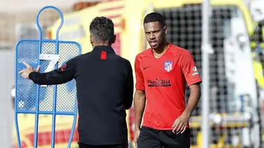 Simeone plantea táctica con Renan Lodi en cancha Simeone plantea táctica con Renan Lodi en cancha