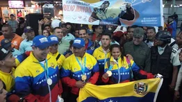 Pesistas criollos homenajeados en su llegada al país