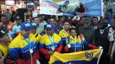 Pesistas criollos homenajeados en su llegada al país