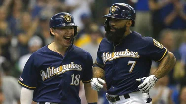 Thames conecta dos jonrones y Milwaukee empata el primer comodín