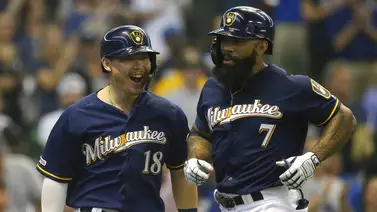 Thames conecta dos jonrones y Milwaukee empata el primer comodín Thames conecta dos jonrones y Milwaukee empata el primer comodín