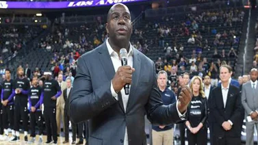 Subastan camisa de Magic Johnson del 92