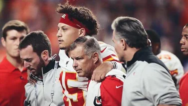 Mahomes deja duelo ante Broncos por lesión de rodilla