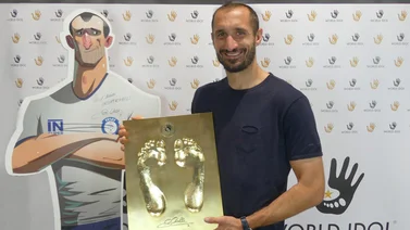 Chiellini subasta huellas de sus pies para ayudar a fundaciones benéficas
