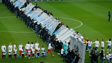 Derriban simbólicamente el muro de Berlín en Alemania