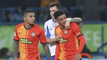 Expulsan a futbolista por responder a racistas Expulsan a futbolista por responder a racistas