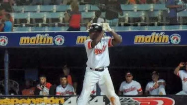 Águilas ganan serie a Leones y quedan solos en la cima